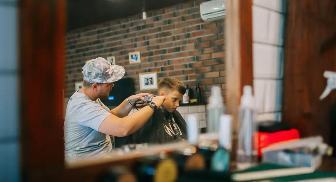 Corte de cabello frente al espejo